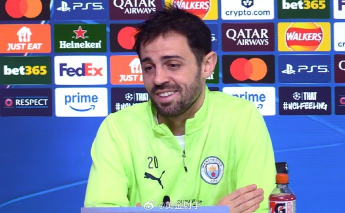 B席调侃切尔西球员围圈行为引发热议