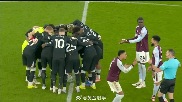 B席调侃切尔西球员围圈行为引发热议