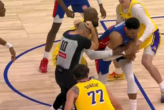 NBA常规赛裁判头部被球击中后判罚准确性引关注