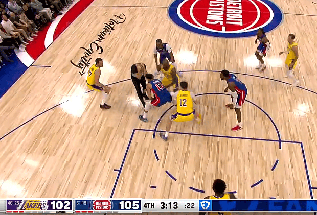 NBA常规赛裁判头部被球击中后判罚准确性引关注