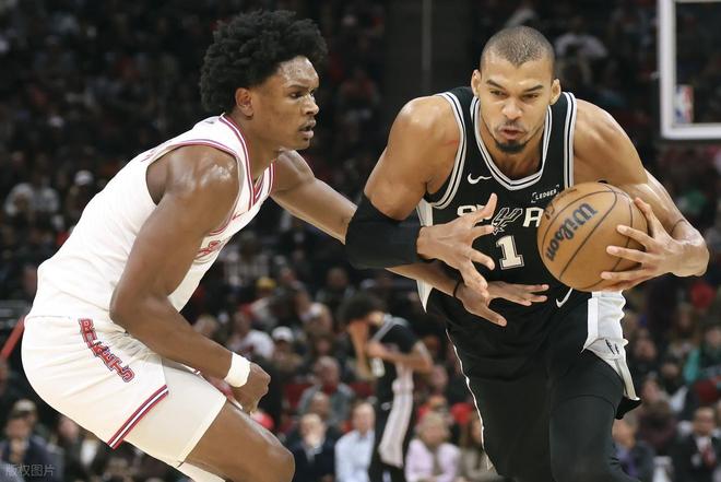 火箭惨败马刺 文班亚马统治攻防 申京防守漏洞成