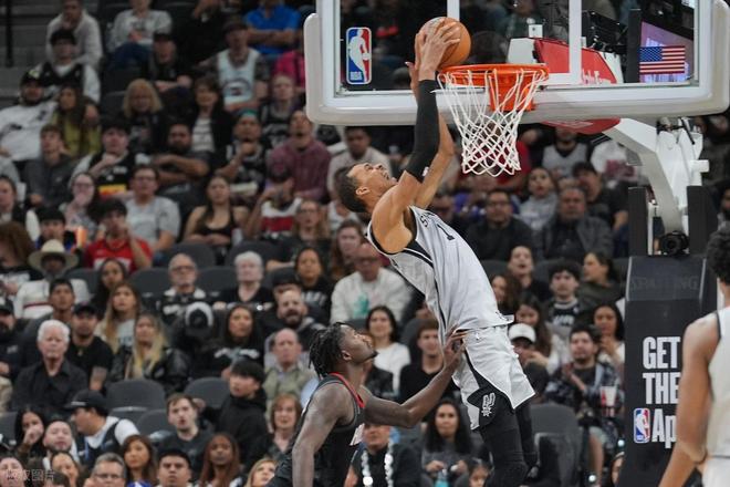 火箭惨败马刺 文班亚马统治攻防 申京防守漏洞成