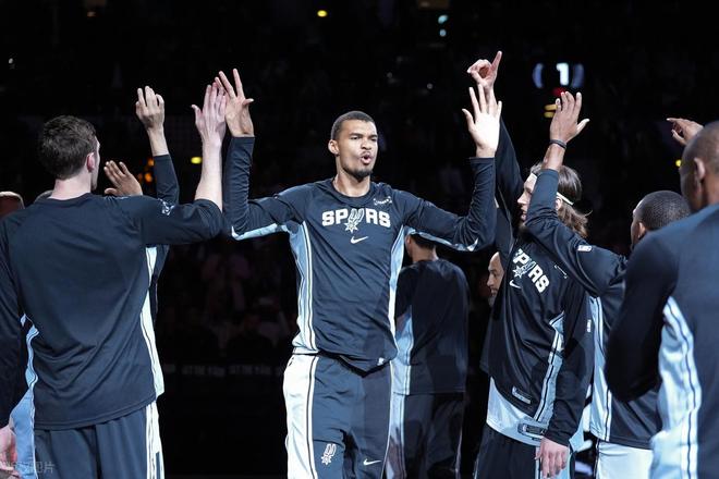 火箭惨败马刺 文班亚马统治攻防 申京防守漏洞成