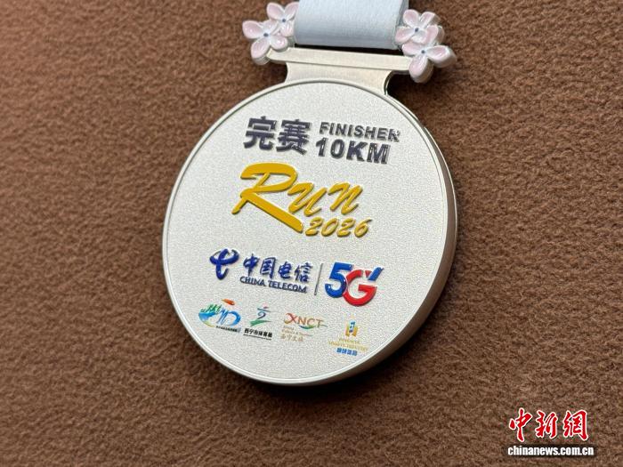 青海西宁元旦环城赛吸引8000名跑友报名，展现城